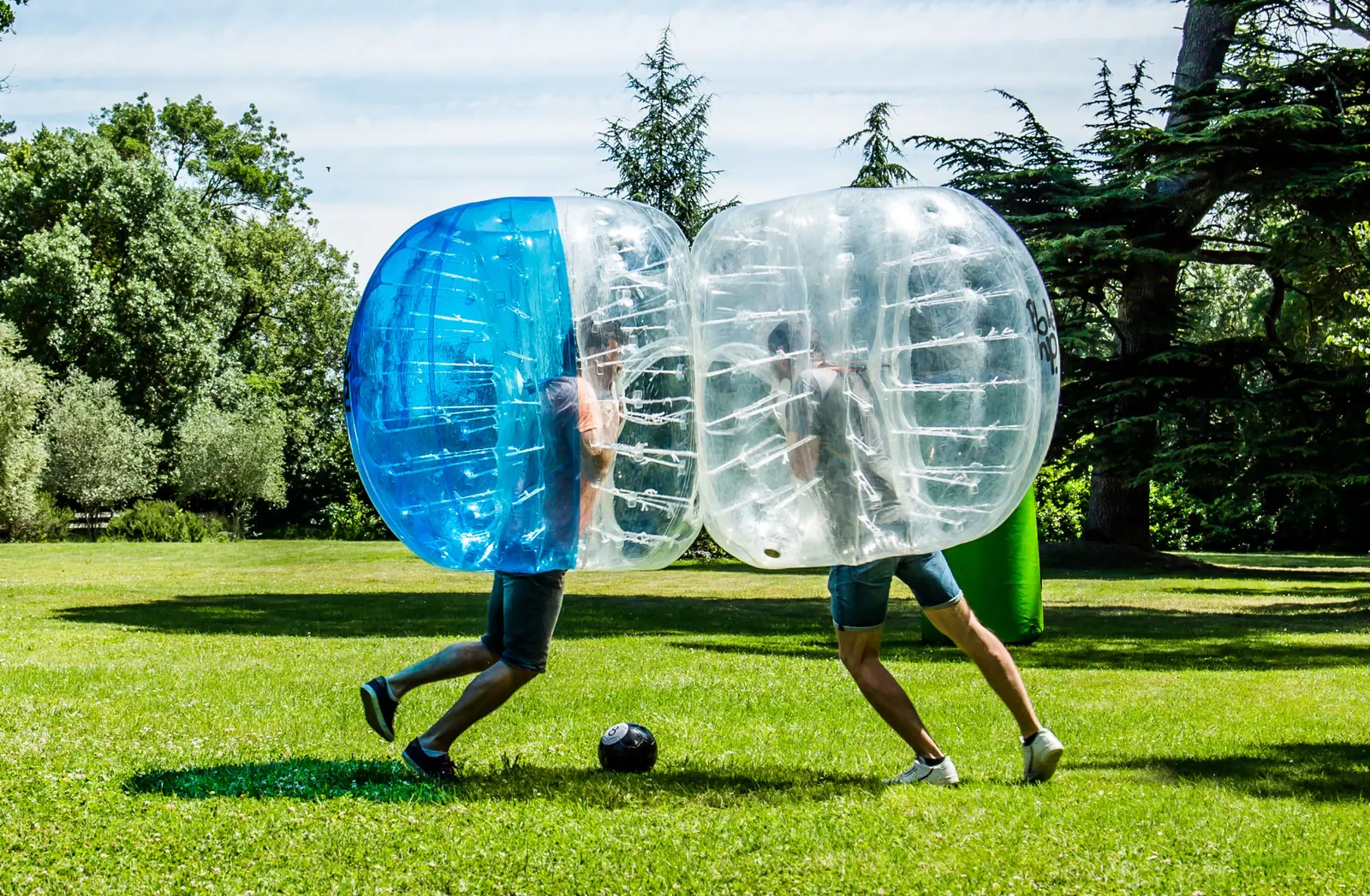 Duel de bubble foot dans un parc