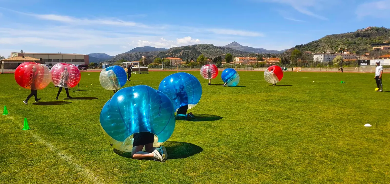 Partie de bubble foot en plein air
